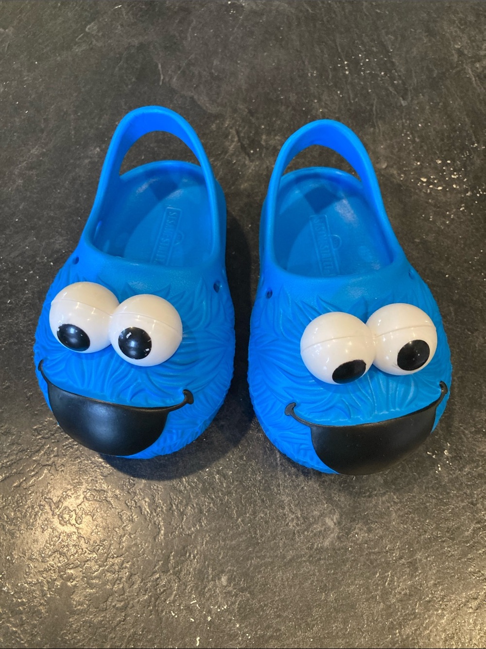 Boys Sesame Street Cookie Monster blue sandals size 4